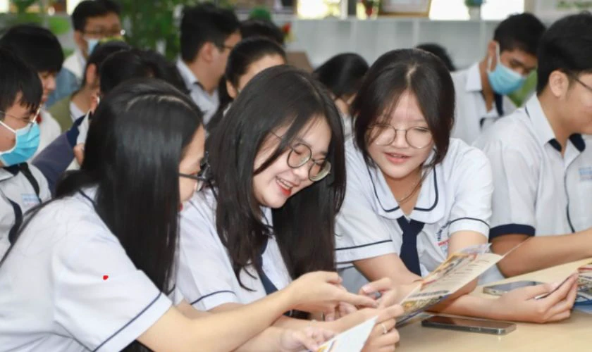 Xem xét học phí và khả năng tài chính