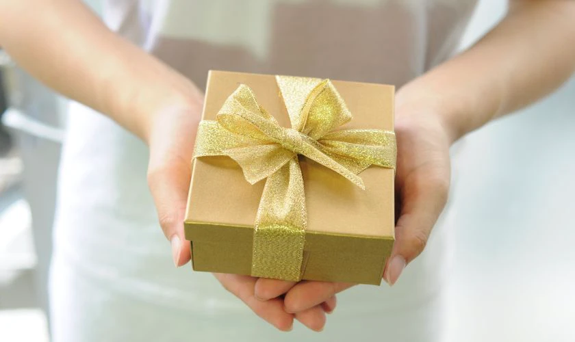 20/10 có tặng quà cho cô giáo không?