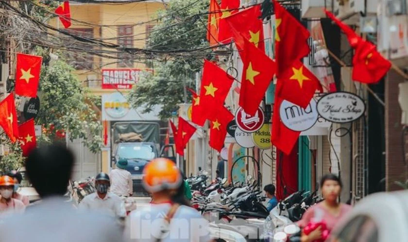 Treo cờ Tổ quốc và trang hoàng đường phố