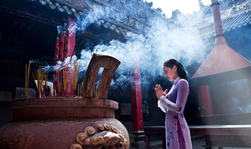 Đi chùa cầu an và xả xui nếu lỡ cắt tóc ngày 30 Tết