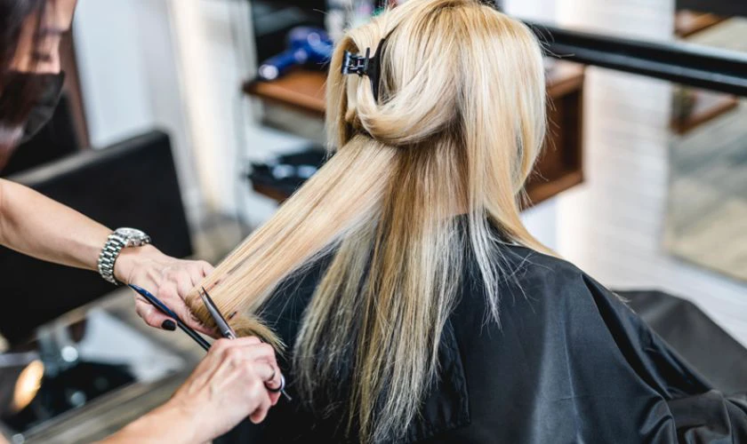 Chọn kiểu và đặt lịch trước khi đến làm tóc dịp Tết