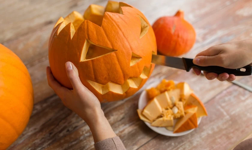 Khắc hình lên bí ngô để trang trí sân khấu Halloween