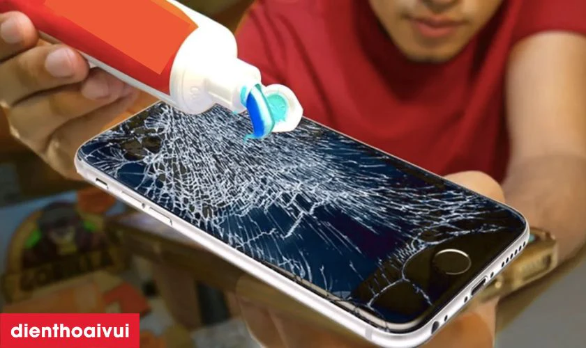 Làm mờ vết xước trên mặt lưng iPhone 11 bằng kem đánh răng