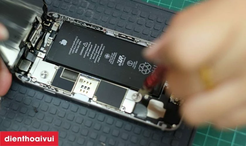 Thay pin iPhone 14 Plus chính hãng giá bao nhiêu?