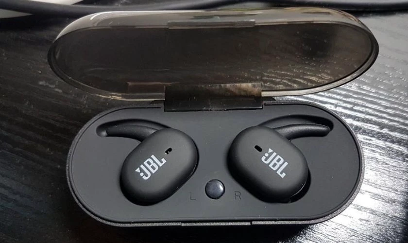Vì sao cần biết cách sử dụng tai nghe Bluetooth JBL TWS4?