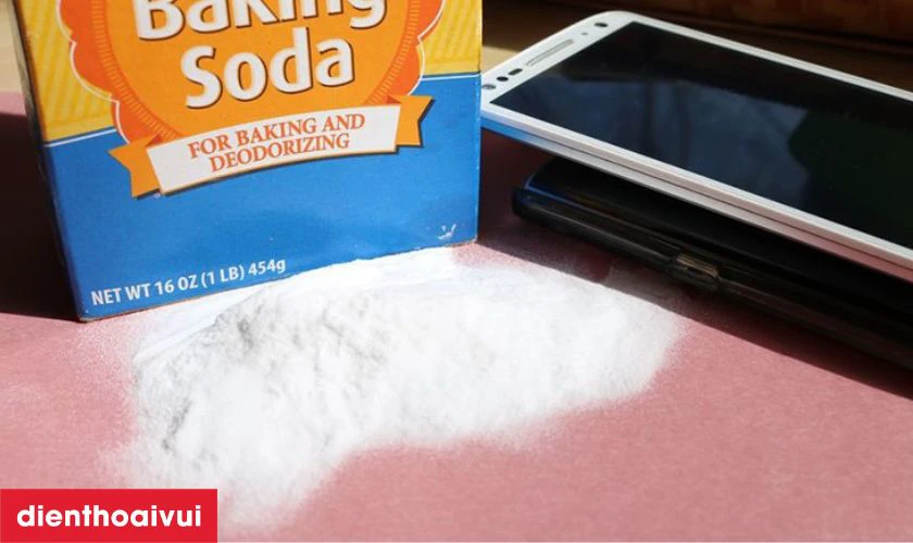 Dùng baking soda làm mờ vết xước trên mặt lưng iPhone 11