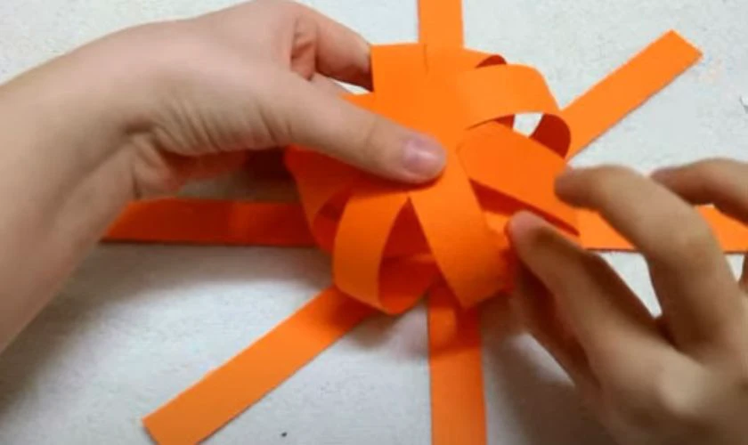 Tạo hình quả bí bằng cách dán và chồng nan giấy