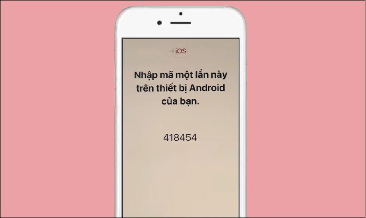 Màn hình iPhone hiển thị mã xác nhận