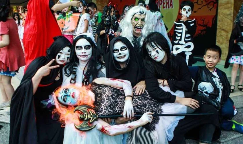 Hóa trang nhân vật vô diện và nhân vật thần chết trong ngày Halloween 