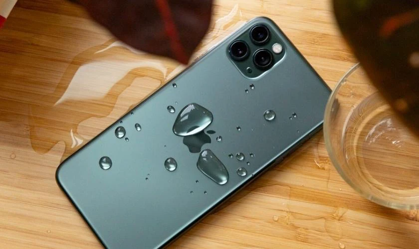 Cần làm gì khi iPhone 11 rơi xuống nước