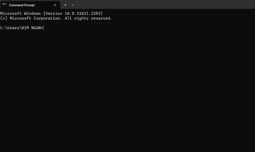 Cửa sổ Command Prompt hiện lên trên màn hình