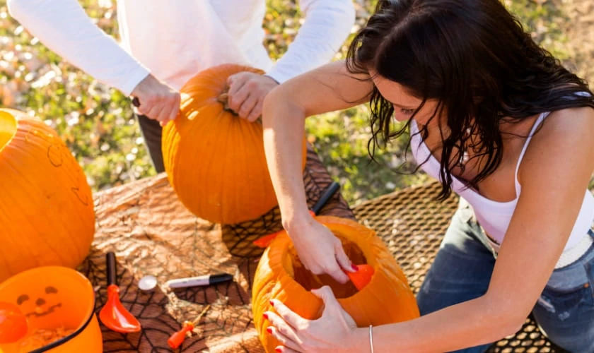 Trang trí sân khấu Halloween với bí ngô, rơm