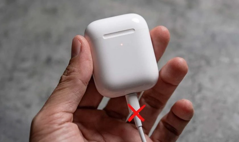 Nguyên nhân AirPods sạc không vào pin 1 bên