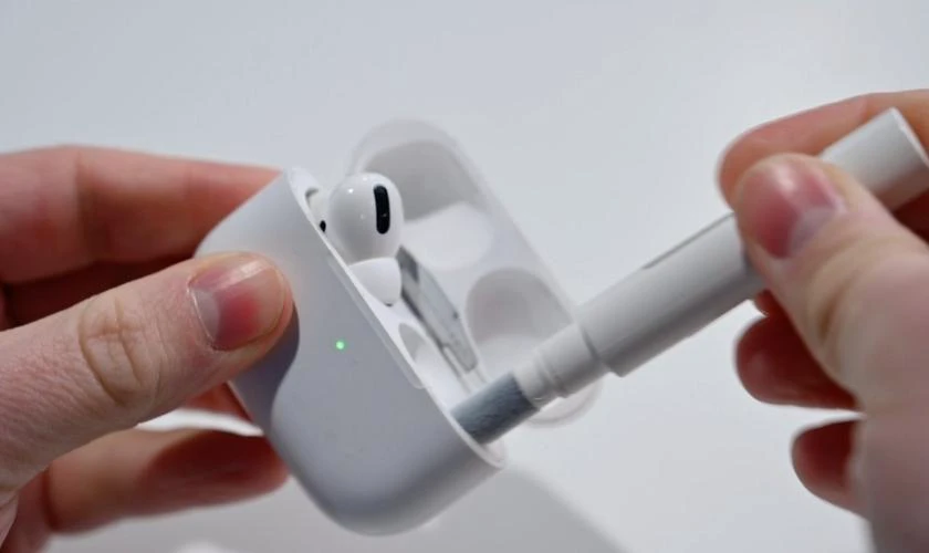 Cách xử lý khi một bên tai nghe Airpod không sạc được