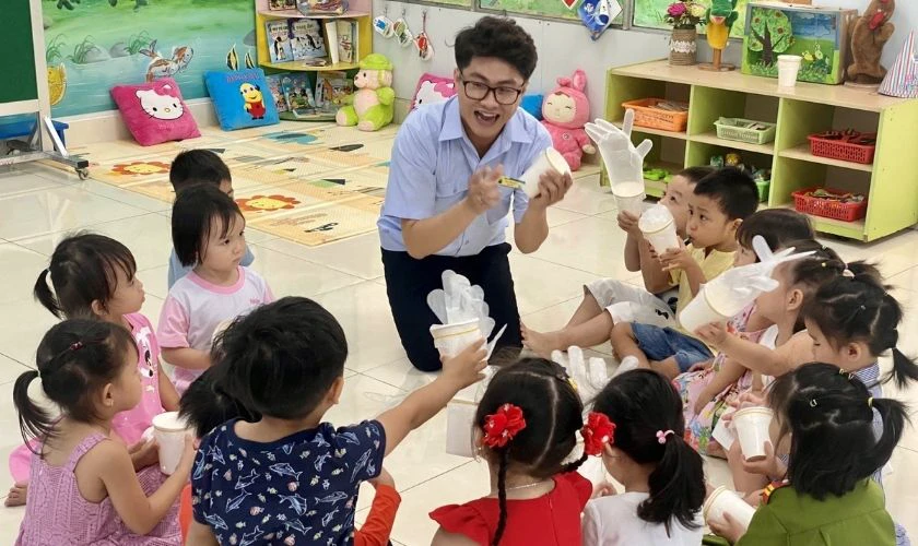 Ảnh 20/11 ngày Nhà giáo Việt Nam tại trường học cùng thầy