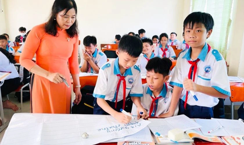 Hình ảnh đẹp về cô giáo tận tụy