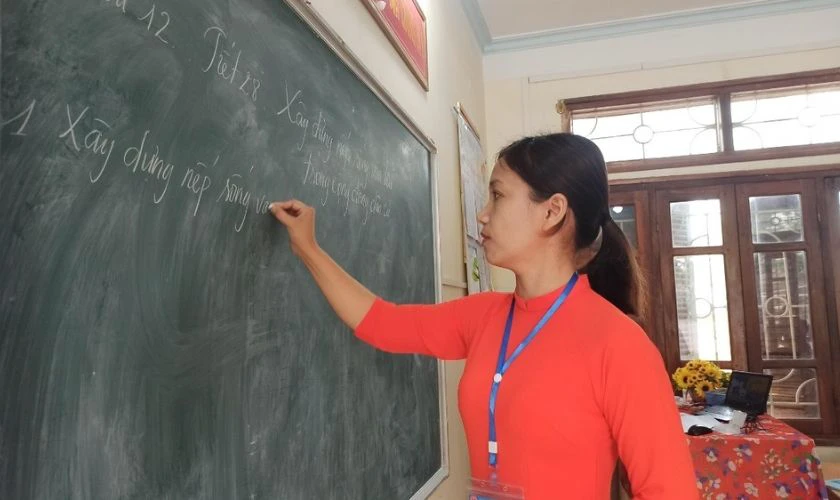 Hình ảnh đẹp về cô giáo 20/11- ảnh người lái đò tận tụy