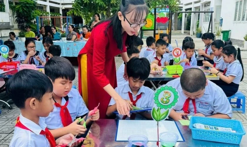 Hình ảnh đẹp về người lái đò tận tụy