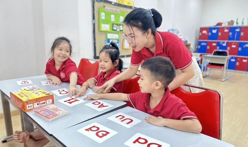 Hình ảnh đẹp về cô giáo trẻ tận tụy