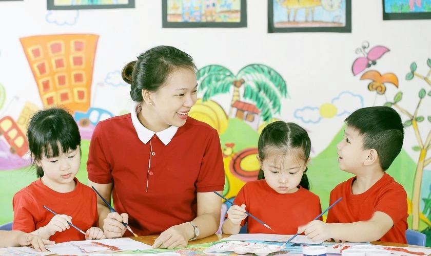 Cô giáo tô màu cùng các bé