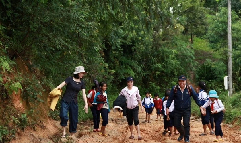 Thầy cô cùng trò đến trường