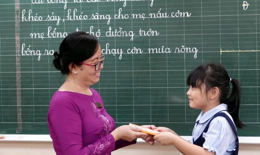 Học trò tặng quà cho cô trên bục giảng