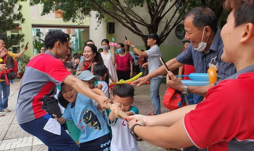 Thầy cùng trò tham gia kéo co