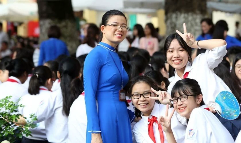 Cô trò cùng nhau chụp ảnh