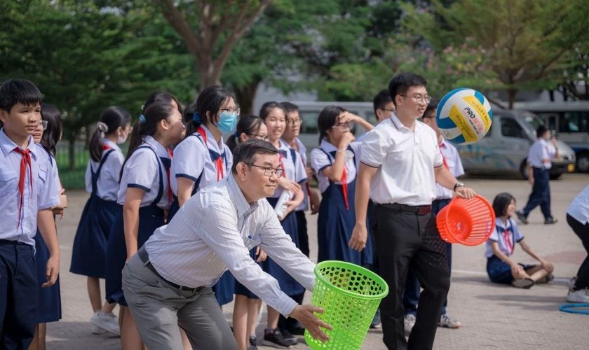 Thầy tham gia trò chơi cùng học trò