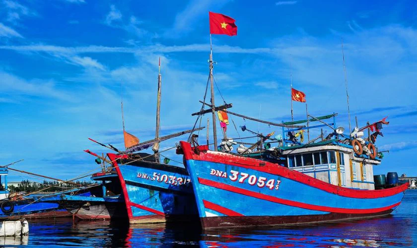 Ảnh cờ Việt Nam tung bay phấp phới trên thuyền