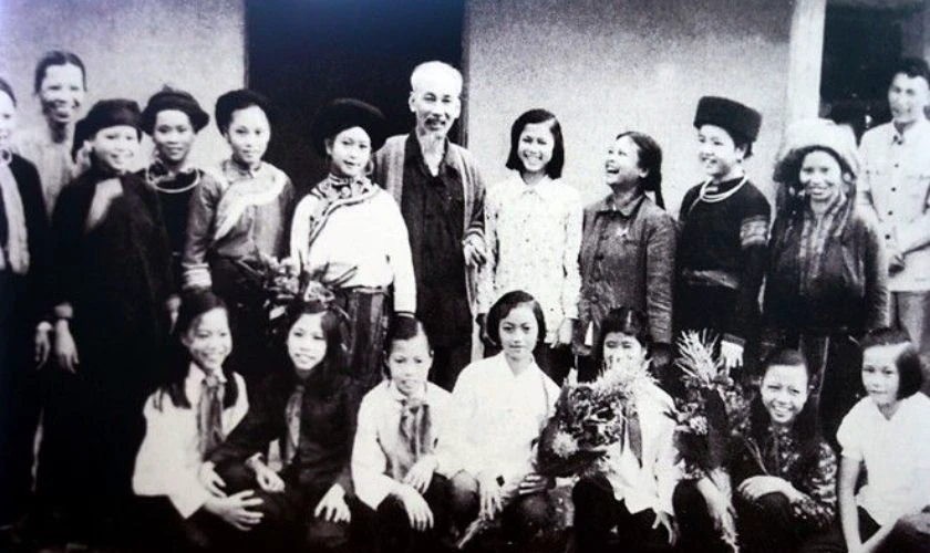 Bác Hồ và đồng bào
