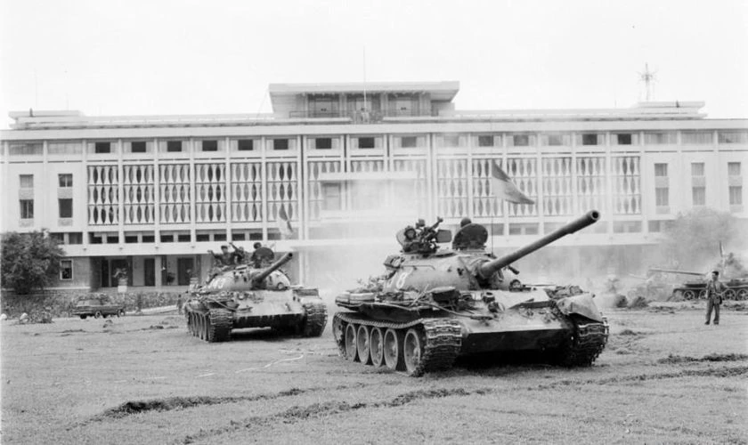 Xe tăng 30/4 húc đổ cổng Dinh Độc Lập