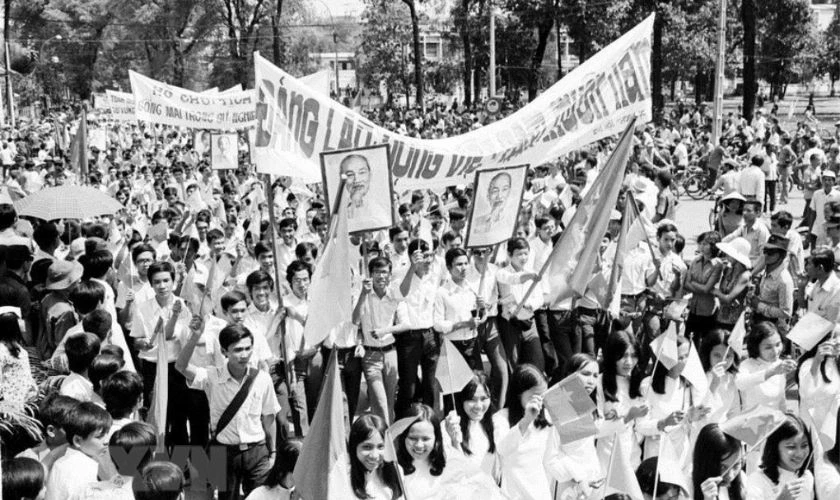 Mít tinh mừng chiến thắng
