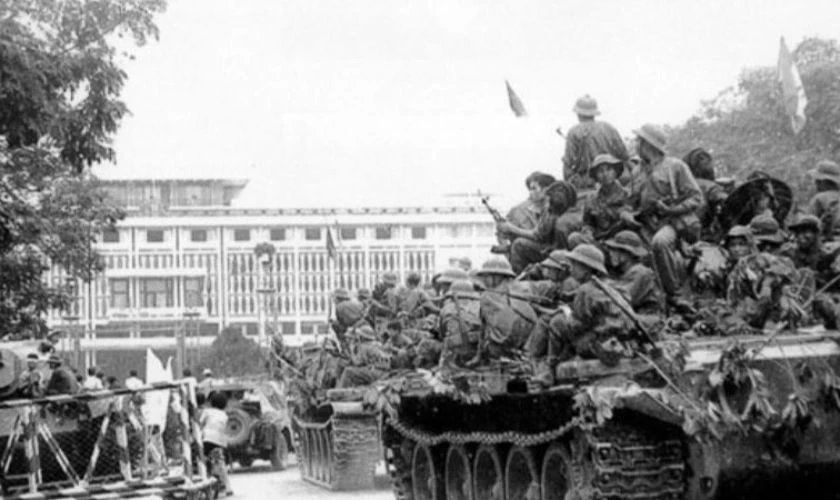 Các chiến sĩ trên xe tăng