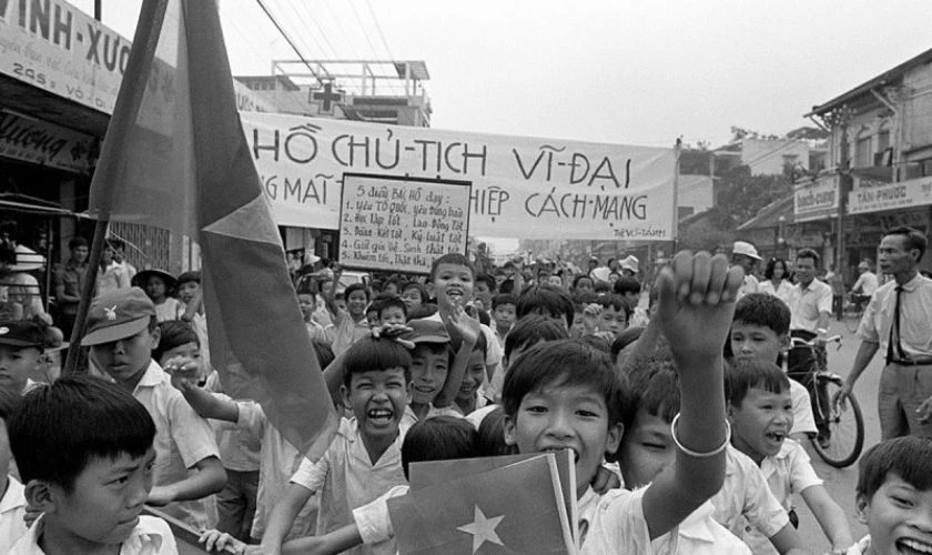 Trẻ em vui mừng trước chiến thắng