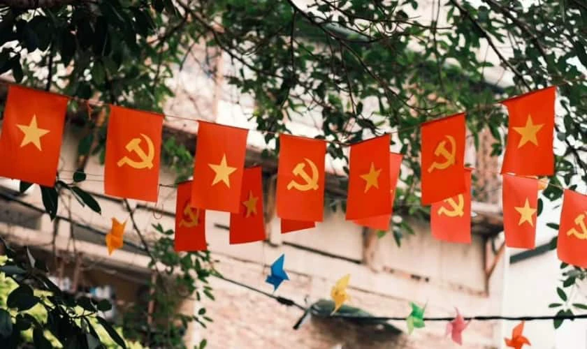 Ảnh cờ Việt nam 30/4 tung bay phấp phới hào hùng