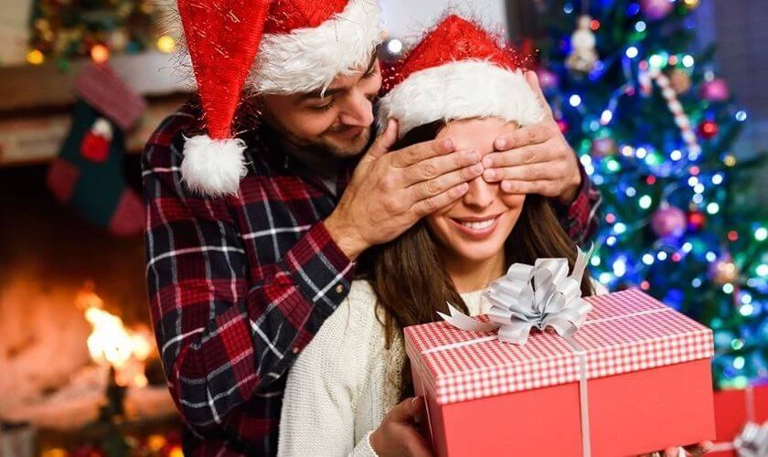 Ảnh cặp đôi tặng quà Noel