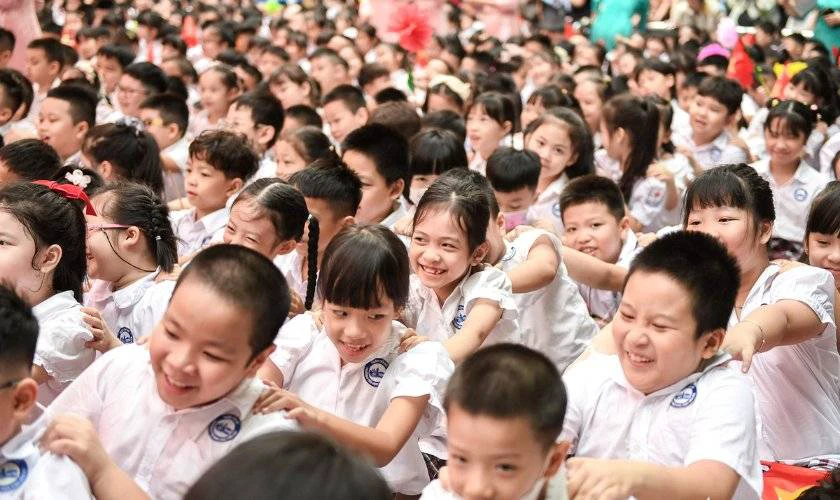 Các em học sinh đang vui đùa