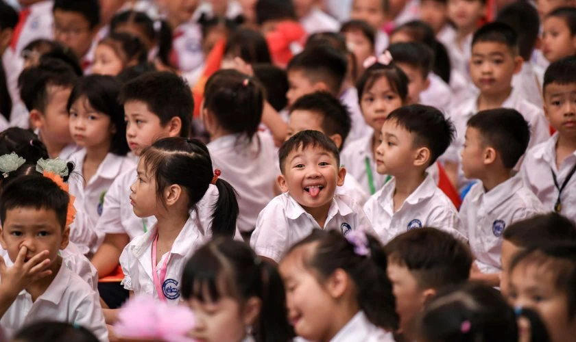 Các em học sinh đang dự lễ khai giảng