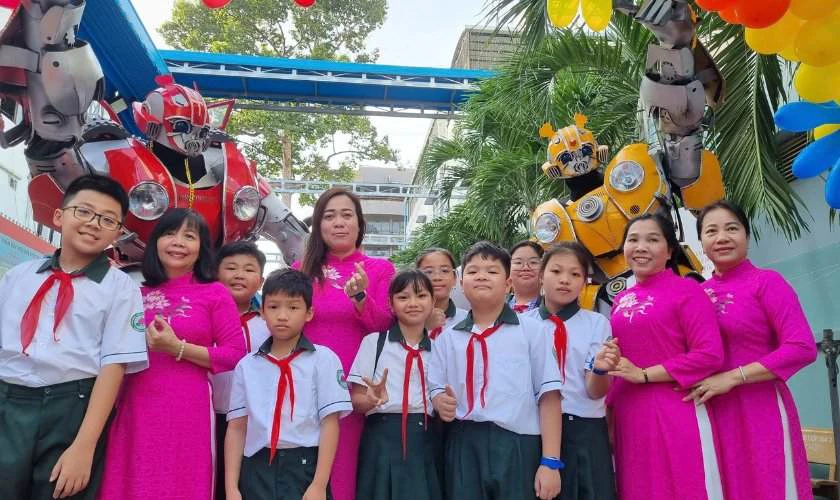 Ảnh tựu trường 2025 giáo viên và học sinh
