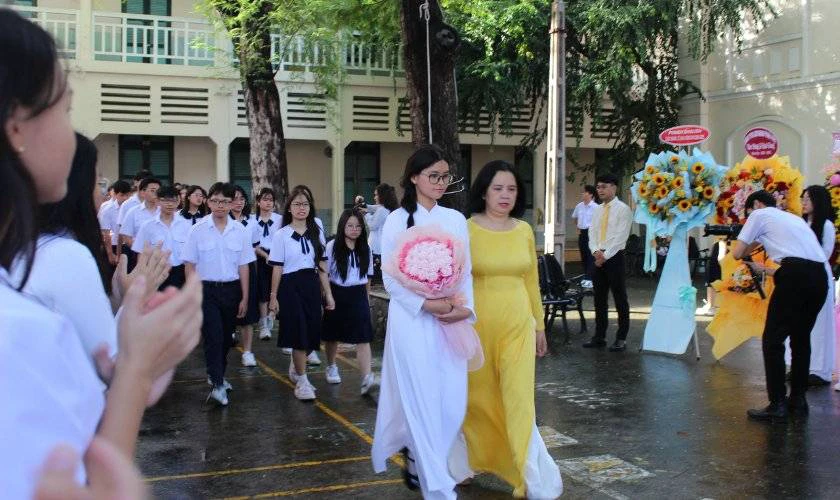 Ảnh giáo viên đi cùng học sinh vào làm lễ khai giảng