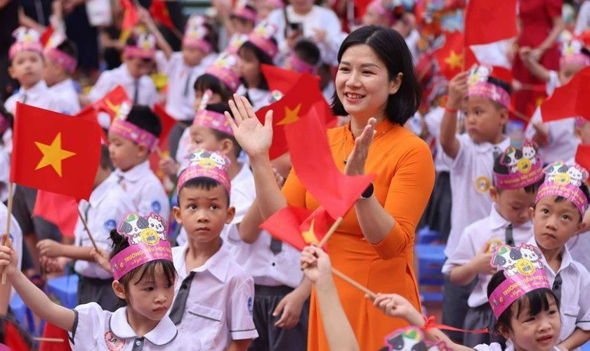 Ảnh cô giáo vui tươi