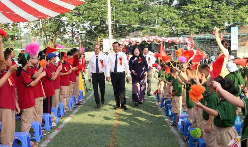 Ảnh ban giám hiệu trong ngày khai giảng năm học mới