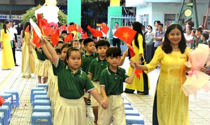 Đoàn học sinh đang di chuyển