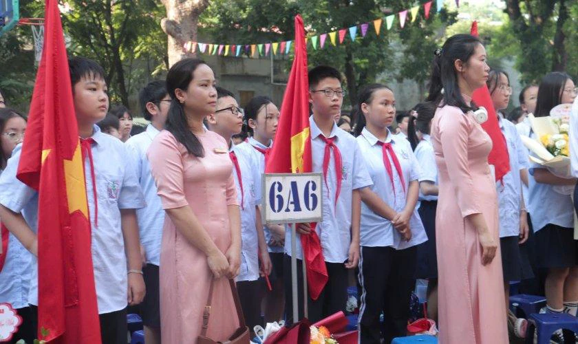 Bắt đầu chào cờ