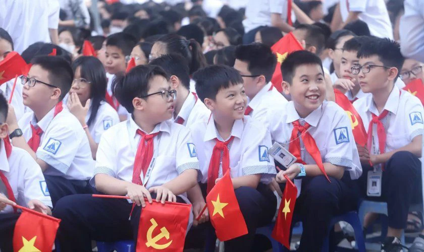Học sinh cùng nhau vui đùa