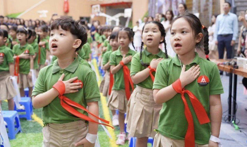 Các em học sinh cùng hát Quốc ca