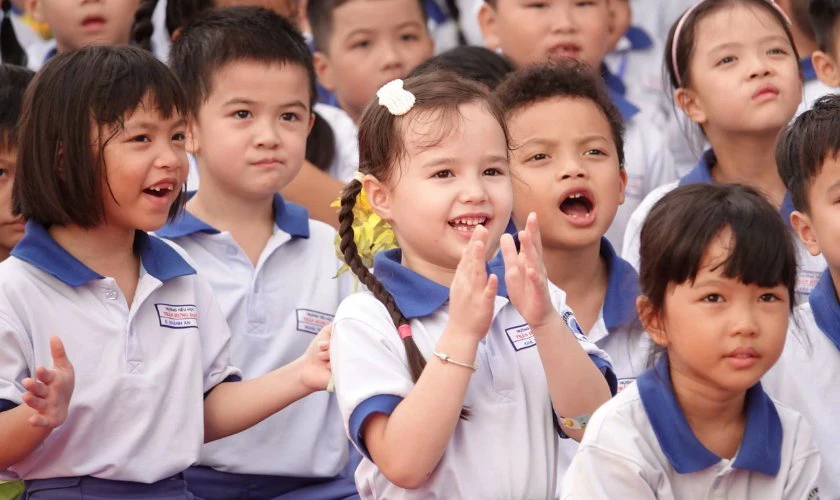 Các bé chăm chú nghe phát biểu