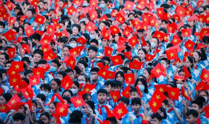 Ảnh khai giảng năm học mới có lá cờ Việt Nam