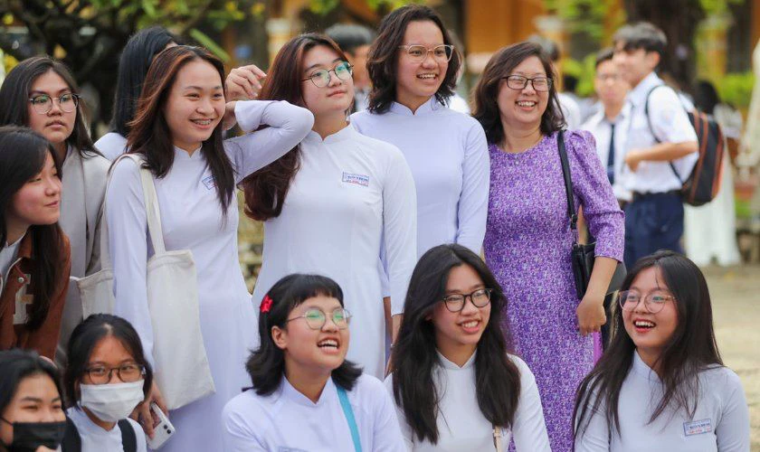 Các bạn nữ sinh trong ngày khai giảng
